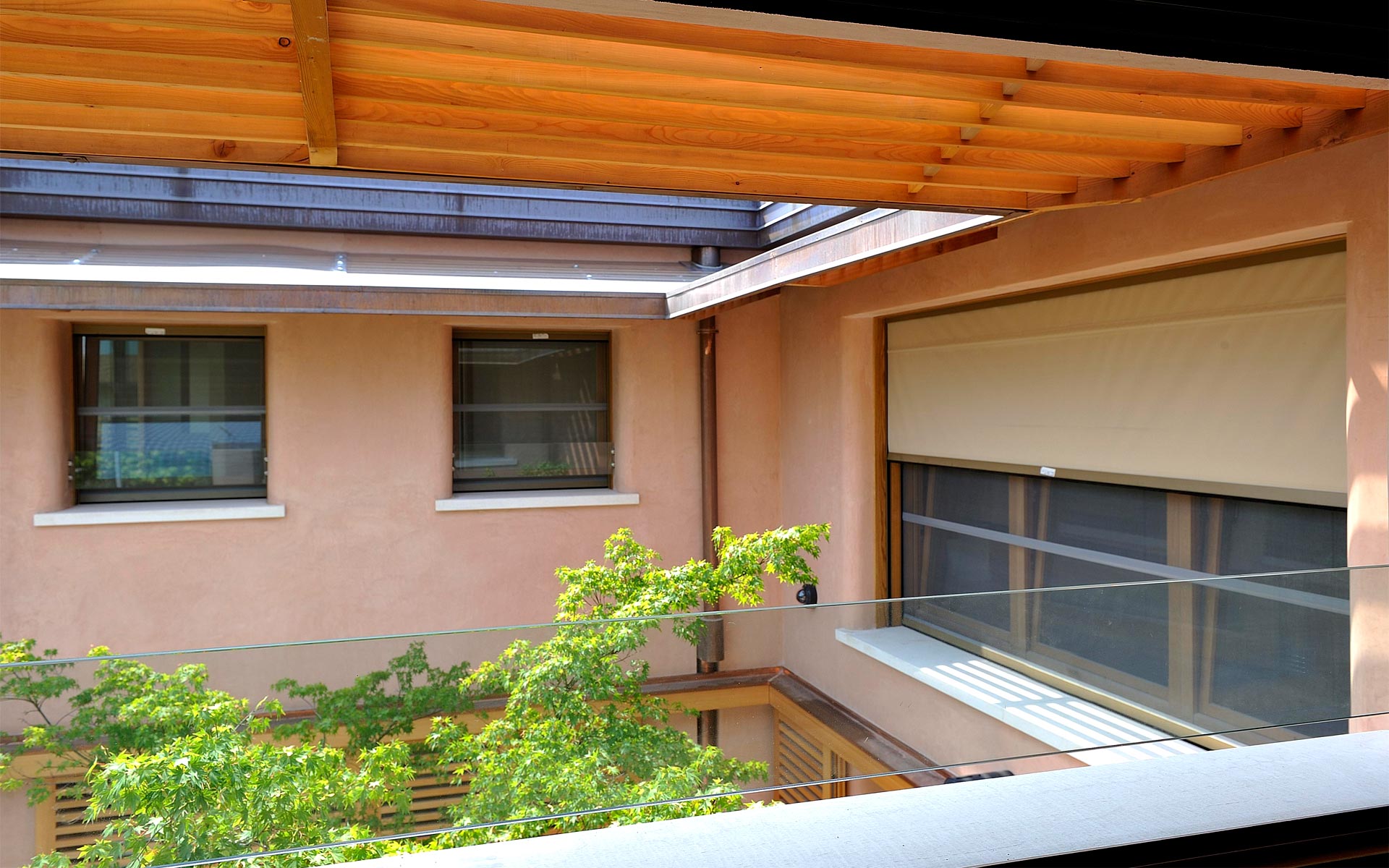 Residenza privata - San Donà di Piave - Realizzazioni - Globarch BioArchitettura - Architetto Ermenegildo Anoja - corte frangisole legno parapetto vetro